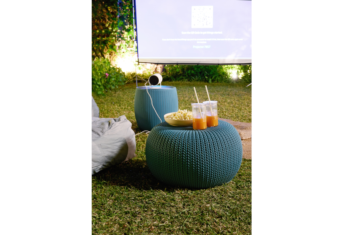 Απεικονίζεται το πανί εγκατεστημένο σε υπαίθριο χώρο, έτοιμο για προβολή.